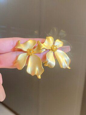 Women’s Gold Flower Stud Earrings | Silver Needle Posts | Elegant Floral Jewelry
